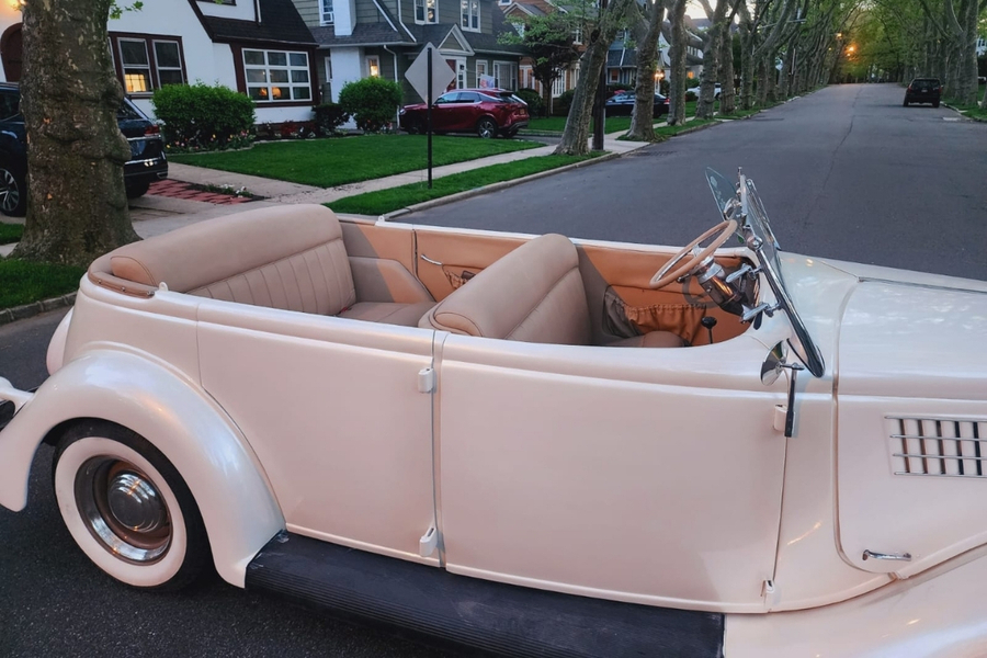 Antique-Ford-Limousine